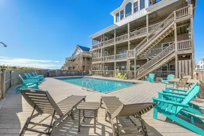 Image de Spectacular Expansive Oceanfront Frisco- Ascenseur, piscine, bain à remous, salle de jeux et plus