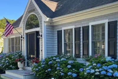 Image de \"La demi-coquille\" Cottage dans le village d'Osterville