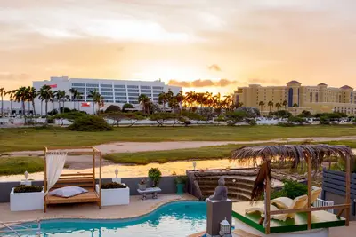 Image de Villa moderne pour 16 personnes Huge - Pool Deck - Steps From Marriott et Ritz Carlton