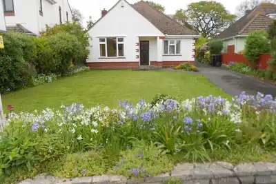 Image de Lovely Bungalow Just 200 Yards From Seafront With Garden - Hb2087