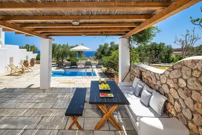 Image de Guest House Levantes, à Santorin, avec piscine et vue sur la mer, 5 couchages.