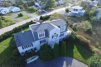 Image de Maison de Pine Point dans un quartier calme