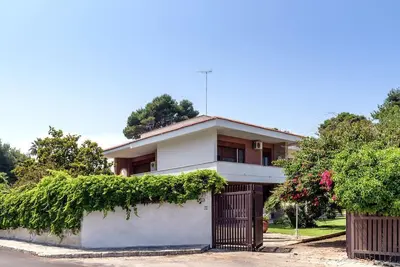 Image de Grande villa avec piscine et tennis privé près de la mer