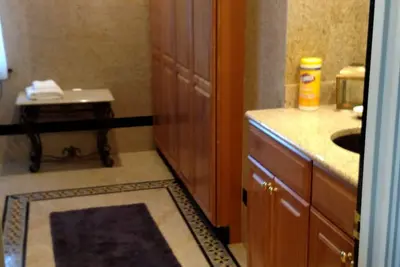 Image de unité récemment rénové bien fait avec beaucoup de logements