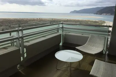 Image de Troia, Vue sur mer, piscines intérieure et extérieure, pieds dans le sable chaud