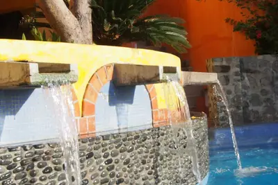 Image de Chambre privée avec lit double, douche, baignoire et patio