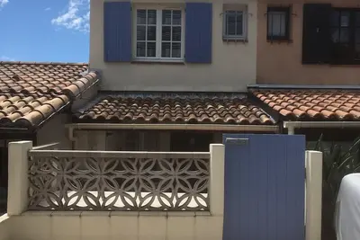 Image de Cottage Provencal Typique Avec Grande Piscine PARTAGÉE