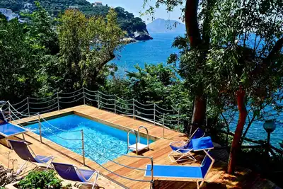 Image de Magnifique villa avec vue directe sur l'île de Capri et terrasse panoramique