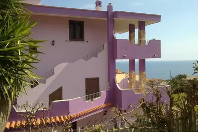 Image de Appartements \"Purple House\" avec vue sur la mer Ă Cala Gonone