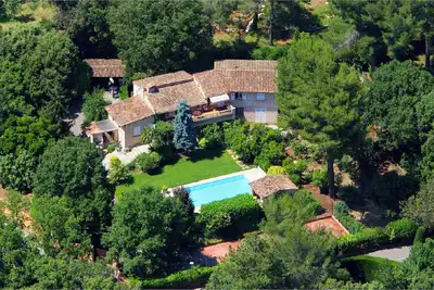 Image de Grande propriété avec terrain multi-sport et piscine