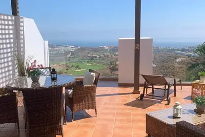 Image de Appartement joliment meublé avec vue sur la mer