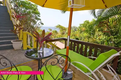 Image de Studio d'artiste, confortable studio pouvant accueillir jusqu'à 3 personnes, vue sur la mer, cuisine complète