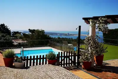 Image de Vacances en famille, tranquilité, vue imprenable, piscine et jardin privés!