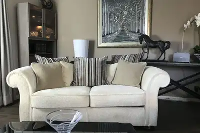 Image de Unique appartement de luxe contemporain au rez-de-chaussée.