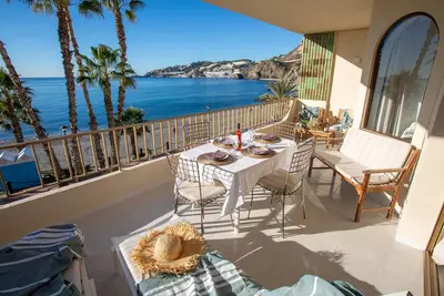 Image de Juste Sur La Plage appartement spacieux avec vue imprenable sur la mer. A / C
