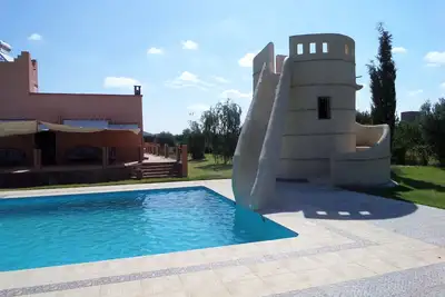Image de Villa avec piscine et toboggan