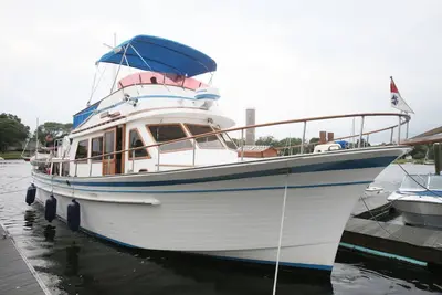Image de Waterfront Houseboat - 45 'AlbinYacht - Sleeps 4-6