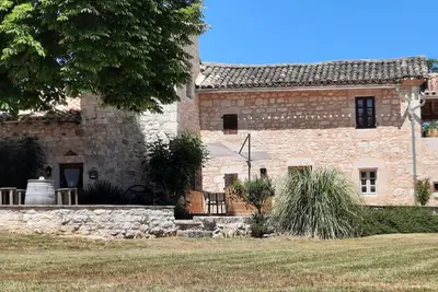 Image de Beau gîte en pierres blanches dans un demeure de caractère avec piscine