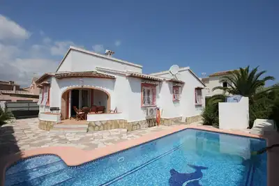 Image de Villa avec WiFi, 3 chambres, 2 salles de bain, 4 climatiseurs, cheminée et piscine. . .