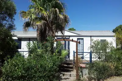 Image de Mobil-home (2 chambres) aux Mûriers avec une grande terrasse