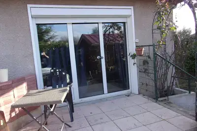 Image de Studio avec terrasse, près du parc aux oiseaux, proximités tous commerces, gare