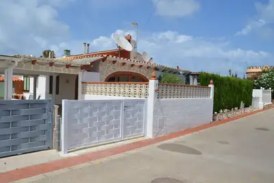 Image de Villa avec 1 chambre et salle de bains seulement 9 Minunte à pied de la mer. . .