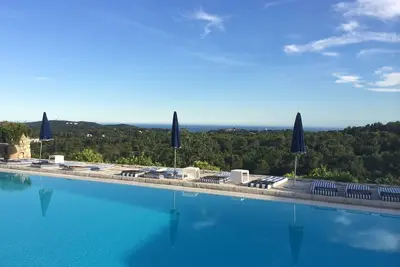 Image de Belle villa près de Mougins privée avec piscines de sécurité 24h et tennis.