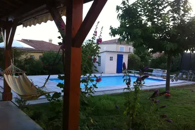 Image de Grande maison avec piscine dans quartier très calme, grand jardin, poulailler