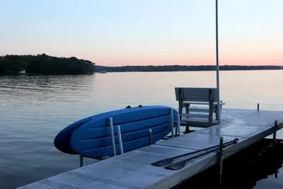 Image de Lake Home sur une péninsule. Profitez des ponts supérieur et inférieur avec bain à remous et table de cuisson.