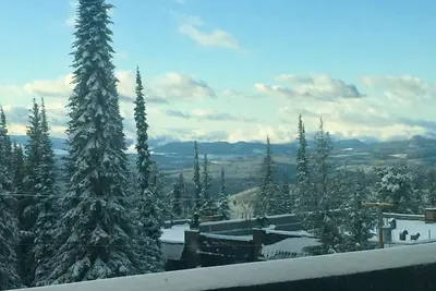 Image de Style chalet 2 chambres 2 salles de bain Ski In / out Condo avec vue imprenable.