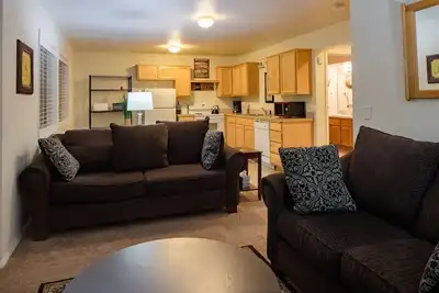 Image de Sw Portland Fermer dans une unité de 2 chambres sur un terrain boisé privé. Près de Ohsu
