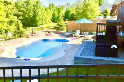 Image de Vie privée et verdure à seulement 3 miles de Saratoga Race Track avec salle de gym piscine privée