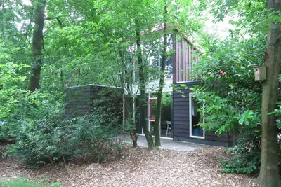 Image de Beau bungalow de loisirs entièrement rénové dans les bois.