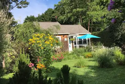 Image de Sweet Southold Beach Cottage<br>North Fork Bay View Rénové avec goût