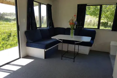 Image de La ferme bio est située dans une ferme en activité. . vivez la vie à la campagne!