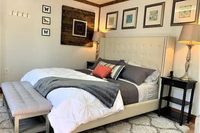 Image de Private Hill Country Suite avec terrasse près des vignobles, des mariages et de la piscine de Hamilton