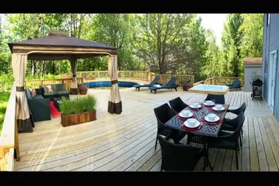 Image de Cedar Cabin Élégant refuge avec piscine sur place, bain à remous et foyer dans les Poconos