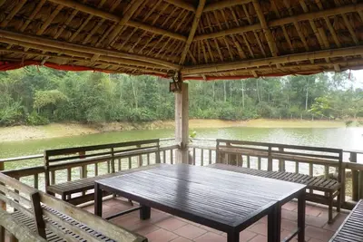 Image de Maison au bord du lac dans la campagne de Hanoi: maison privée avec des installations de villégiature