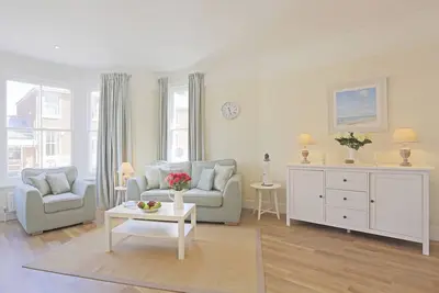 Image de The Pier - style hôtel de luxe, appartement central avec une vue fantastique sur la mer