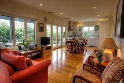 Image de Secluded Light Filled Living Juste détendez-vous et profitez de l'accès aux fauteuils roulants