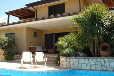 Image de belle villa individuelle avec piscine privée wi-fi