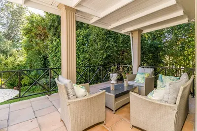 Image de Luxueux ensoleillée Garden Cottage sur le seuil de la Groo historique