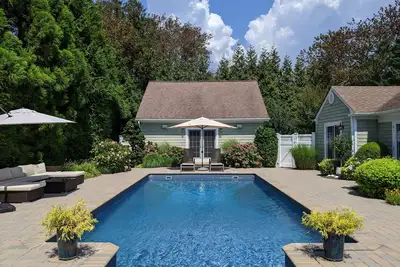 Image de Hamptons Getaway avec piscine, baie et plage