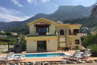 Image de Belle spacieuse Villa de luxe avec piscine privée et vue mer / montagne.