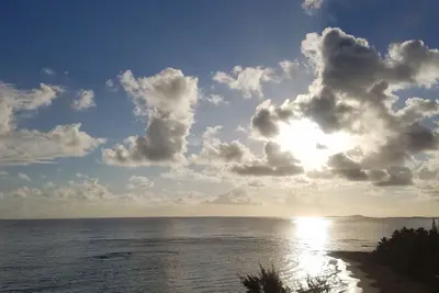 Image de Breezy Studio Apt avec une vue spectaculaire sur l'océan, juste en face