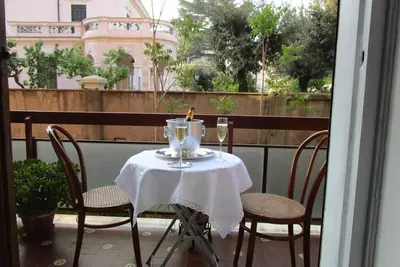 Image de Position centrale, proche métro, 160 m2, 3 bains, 3 cac, un parking inclus