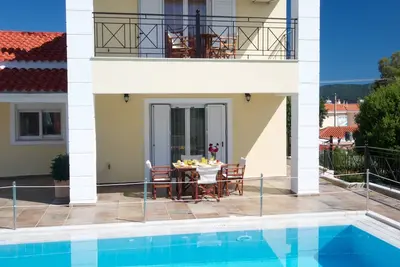 Image de Villa Appartements avec piscine partagée, vue mer et montagne