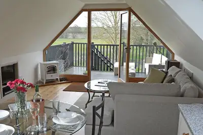 À partir de £ 42 pppn. Deux couchages dans le loft de luxe à aire ouverte avec de superbes vues sur la campagne