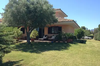 Image de Villa avec grand jardin à 100 mètres de la mer à trente km de Cagliari