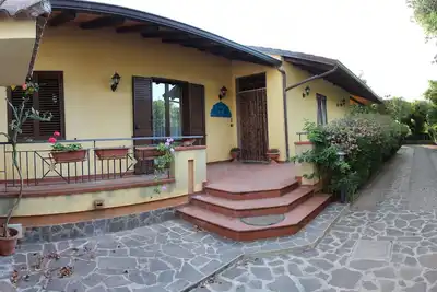 Image de Villa au rez-de-chaussée avec terrasses et nombreux espaces verts. 8 personnes à 650 mètres de la mer